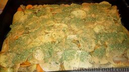 Картофельный пирог с фаршем: И снова полотно из картофеля. Солим, перчим, приправляем. Тут оставшейся зеленью посыпаем.