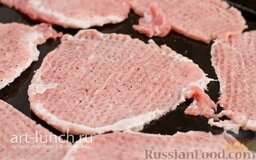 Мясо по-купечески с грибами: Свинину режем как на отбивные и качественно отбиваем. Чтобы при отбивании мясо не 
