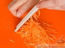 Жареная капуста с шампиньонами: Натереть морковь на крупной терке.