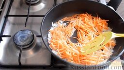 Жареная капуста с шампиньонами: Добавить к луку морковь и обжарить все вместе в течение 5 минут.
