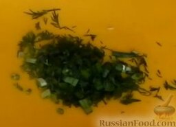 Рыба нототения, запеченная в духовке: Зеленый лук и листья укропа мелко нарезать.