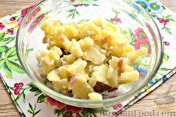 Салат "Махачкала": Очищенный картофель также измельчаем в форме кубиков.