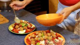 Салат "Брут" с куриной грудкой и сырными шариками: Поливаем салат с куриной грудкой и сырными шариками заправкой и сразу же подаем к столу.    Приятного аппетита! Радуйте себя и своих близких!