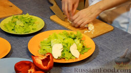 Салат "Брут" с куриной грудкой и сырными шариками: Куриную грудку нарезаем тонкими пластинками и выкладываем сверху на лист салата.
