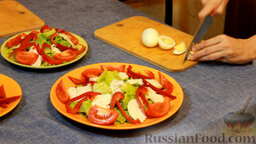 Салат "Брут" с куриной грудкой и сырными шариками: Два оставшихся яйца мы варим, очищаем, их также режем дольками и кладем между помидорами.