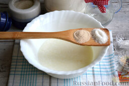 Баурсаки традиционные: Добавляем к теплому кефиру сухие дрожжи и тщательно перемешиваем. Затем добавляем сахар к кефиру и дрожжам. Перемешиваем и оставляем тесто «бродить» на 20 минут.