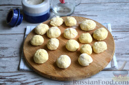 Баурсаки традиционные: Разделяем тесто на одинаковые по размеру шарики, их оставляем еще на 20 минут.