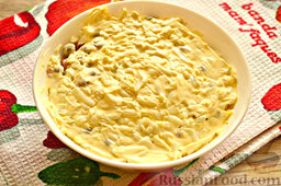 Праздничный слоеный салат с сыром: Смазываем яичный слой майонезом.