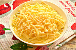 Праздничный слоеный салат с сыром: В завершении натираем сыр, который станет последним слоем.