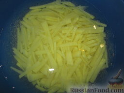 Фрико с картофелем и луком: Как приготовить картофельную запеканку фрико:    Картофель почистить и нарезать тонкими брусочками. Поместить в холодную воду на 20 минут. Слить воду, обсушить.