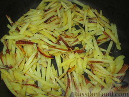 Фрико с картофелем и луком: На раскаленной сковороде в оливковом масле подрумянить картофель. Подсолить.