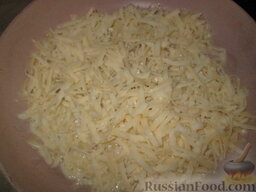Фрико с картофелем и луком: На дно раскаленной сковороды высыпать половину сыра.