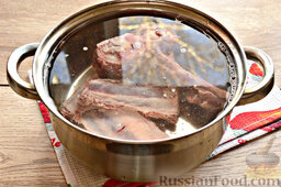 Бешбармак из свинины со слоеным тестом: Как приготовить бешбармак из свинины:    В первую очередь промойте мясо и поставьте его вариться.