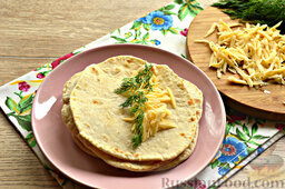 Тортилья (пшеничная лепешка): В готовые лепешки можно положить натертый сыр с зеленью. Получается великолепное блюдо для перекуса.