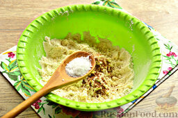 Тортилья (пшеничная лепешка): Подсыпаем в получившуюся мучную крошку соль и, для разнообразия, молотый мускатный орех.