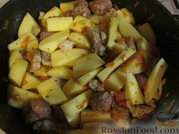 Штрудель с картофелем и мясом: Добавить картофель, очищенный и нарезанный крупно. Подсолить.