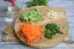 Салат "Фунчоза по-корейски": Морковь, огурец шинкуем тонкой соломкой или используем специальную терку для корейских салатов. Зелень и чеснок шинкуем мелко.