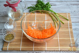Салат "Фунчоза по-корейски": Морковь кладем в отдельную емкость и перемешиваем рукой около 2-х минут, пока овощ не даст сок.