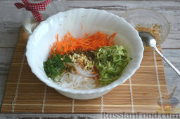 Салат "Фунчоза по-корейски": Заливаем все продукты будущего салата заправкой.