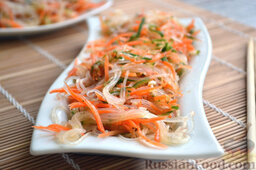 Салат "Фунчоза по-корейски": Перемешиваем салат и оставляем его настаиваться на 2 часа.
