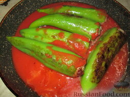 Фаршированный перец в томатном соусе: Добавить протертые помидоры (томатный соус пассата) и немного воды, посолить.   Готовить фаршированный перец в томатном соусе около 30-40 минут под закрытой крышкой на медленном огне.