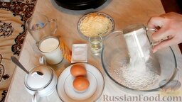 Заварные блины на кефире, с припёком: Как приготовить заварные блины на кефире с припеком:    Высыпаем заранее просеянную муку в миску.   Разогреваем сковороду.