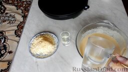 Заварные блины на кефире, с припёком: В стакан наливаем горячую воду. Выливаем ее в тесто.