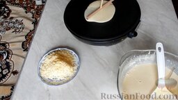 Заварные блины на кефире, с припёком: Начинаем выпекать блины. Выливаем на разогретую сковородку тесто и растягиваем лопаткой его по поверхности.