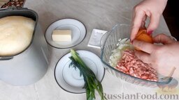 Булочки-завитушки с мясом и сыром: В миску выкладываем лук. Добавляем фарш, вбиваем туда же яйцо. Немного присаливаем фарш.