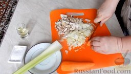 Ячневая каша с шампиньонами и сельдереем (в мультиварке): Нарезаем морковку небольшими кубиками.