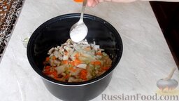 Ячневая каша с шампиньонами и сельдереем (в мультиварке): Выкладываем нарезанные овощи в чашу мультиварки к крупе. Добавляем чайную ложку соли.
