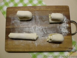 Булочки "Сердечки" с маком и сахаром: Сложить колбаску вдвое. Посередине острым ножом разрезать пополам, но не доходя до края.