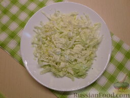 Овощной салат с кукурузой: Как приготовить овощной салат с кукурузой:    Капусту (часть кочана) нашинковать тонкой соломкой.