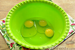 Кулич на кефире и маргарине: Как приготовить кулич на кефире с маргарином без дрожжей:    Маргарин растапливаем.  Отделяем желток одного яйца от белка. В миску разбиваем два яйца и добавляем один желток. Белок будем использовать для глазури.  