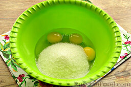 Кулич на кефире и маргарине: К яйцам подсыпаем сахарный песок.