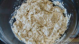 Постное печенье на огуречном рассоле: Замесим густое, липкое тесто. Оставим тесто на 30 минут, чтобы овсяные хлопья набухли.