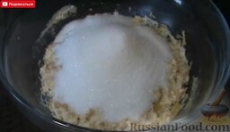 Постное печенье на огуречном рассоле: Добавим сахар и ванильный сахар. Перемешаем, тесто получится как густая сметана.