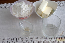 Тарталетки классические: Для приготовления песочного теста для тарталеток понадобится: масло сливочное (рекомендуется использовать свежее и качественное масло, а не маргарин), мука, вода и уксус.