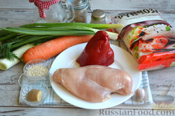 Фунчоза с курицей и овощами: Подготовить ингредиенты для приготовления второго блюда из фунчозы с курицей и овощами.