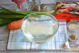 Фунчоза с курицей и овощами: Как приготовить фунчозу с курицей и овощами:    Кладем вермишель из зеленых бобов в холодную воду на 30-40 минут.