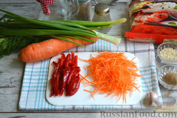 Фунчоза с курицей и овощами: Сладкий перец очищаем и нарезаем соломкой. Морковь нарезаем соломкой или используем терку для салатов по-корейски.