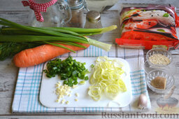 Фунчоза с курицей и овощами: Чеснок, зеленый лук и лук-порей нарезаем мелко.