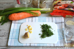 Фунчоза с курицей и овощами: Свежий имбирь и укроп мелко шинкуем.