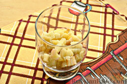 Салат с ветчиной: Первым слоем поместим картофель, который следует нарезать маленькими кубиками.