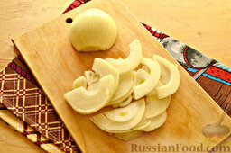 Мандирмак (овощи с яйцом на сковороде): Репчатый лук нарезаем кольцами или полукольцами.