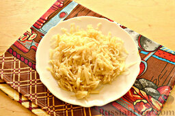 Мандирмак (овощи с яйцом на сковороде): А вот очищенный картофель измельчаем, воспользовавшись теркой.
