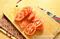 Мандирмак (овощи с яйцом на сковороде): Помидоры следует нарезать кольцами, но предварительно опускаем помидоры в кипяток, чтобы снять кожурку.