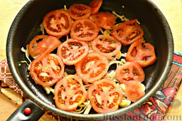 Мандирмак (овощи с яйцом на сковороде): На лук выкладываем помидорные кольца.