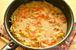Мандирмак (овощи с яйцом на сковороде): Заливаем получившейся яичной массой овощи. Накрываем сковороду крышкой. Тушим овощи с яйцом на сковороде до полной готовности.
