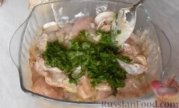 Шашлык из курицы, в духовке: Пучок зелени помыть и измельчить. Добавить к куриному мясу.